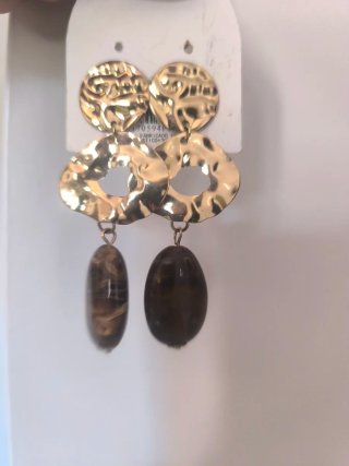 Pendientes dorados con piedras marrones