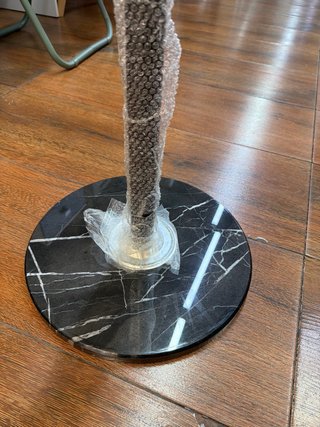 Perchero de pie negro con base de mármol