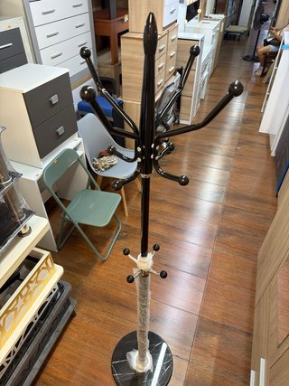 Perchero de pie negro con base de mármol