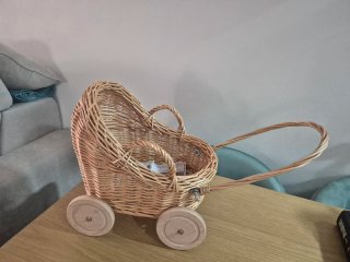 Carro de bebé de mimbre