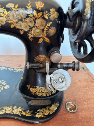 Máquina de coser Singer antigua con pie de hierro.