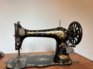Máquina de coser Singer antigua con pie de hierro.
