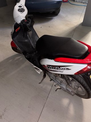 Yamaha Jogg Scooter Roja y Blanca