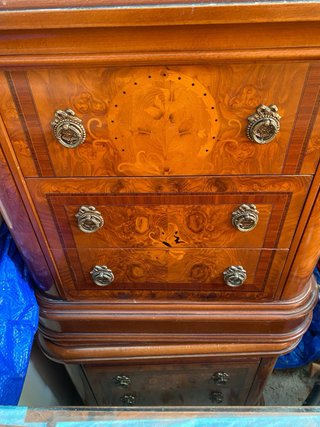 Cama de madera marrón