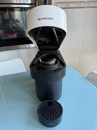 Cafetera Nespresso Vertuo Pop Blanca con capsulas