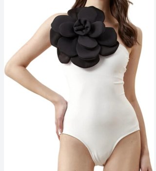 Body blanco con flor negra
