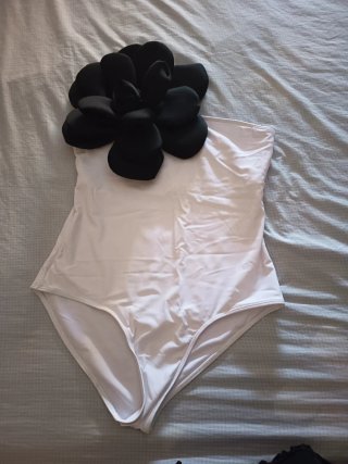 Body blanco con flor negra
