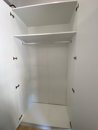 Armario blanco de madera
