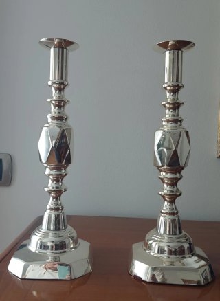 Candelabros de metal plateado. Firma: Almazán