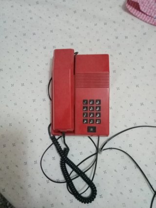 Teléfono fijo rojo