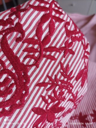Blusa a rayas rojas y blancas