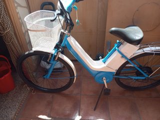 Bicicleta Eléctrica Azul y Blanca con dos baterías