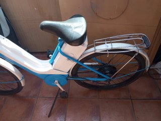 Bicicleta Eléctrica Azul y Blanca con dos baterías