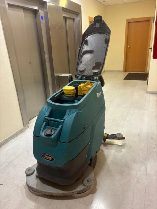 Fregadora de suelos profesional T391 Tennant.