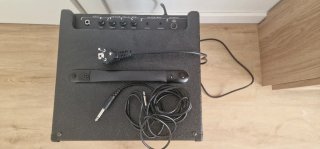 Bajo Eléctrico Negro con Funda y Amplificador