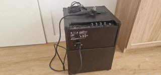 Bajo Eléctrico Negro con Funda y Amplificador