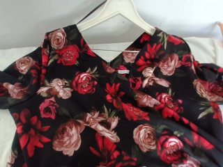 Vestido Gina Bacconi floral negro y rojo