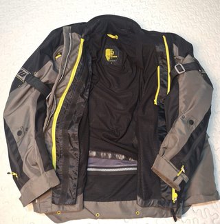 Chaqueta de moto gris verdoso y negro. LEVIOR