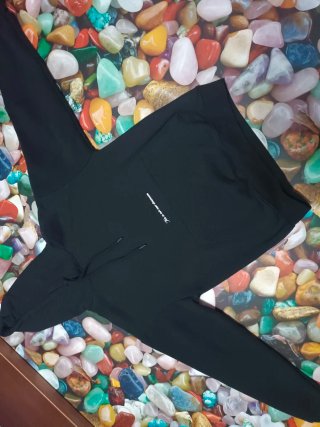 Sudadera negra con texto