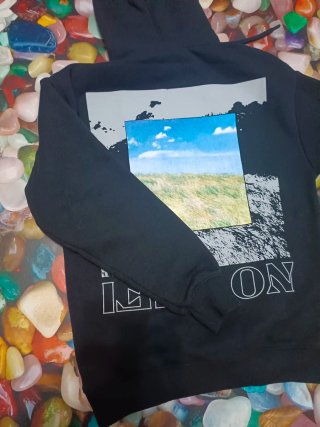 Sudadera negra con texto