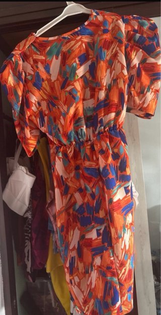 Vestido estampado multicolor con mangas abullonada