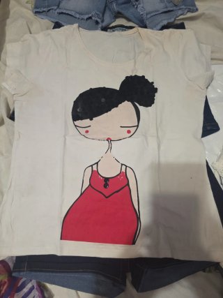 Camiseta blanca con dibujo de niña