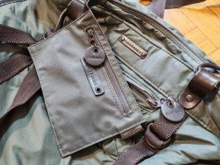 Bolso de hombro verde y marrón