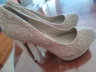 Zapatos de tacón beige con encaje