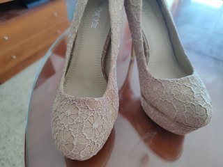 Zapatos de tacón beige con encaje