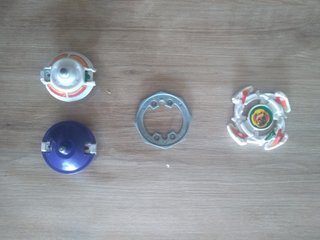Beyblades con lanzadores y repuestos