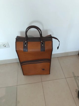 Carrito de compra con bolsa de cuero