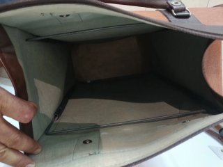 Carrito de compra con bolsa de cuero