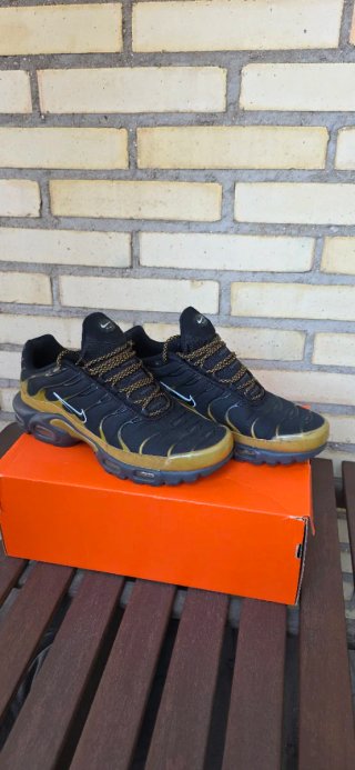 Nike TN Talla 44 Negro Dorado