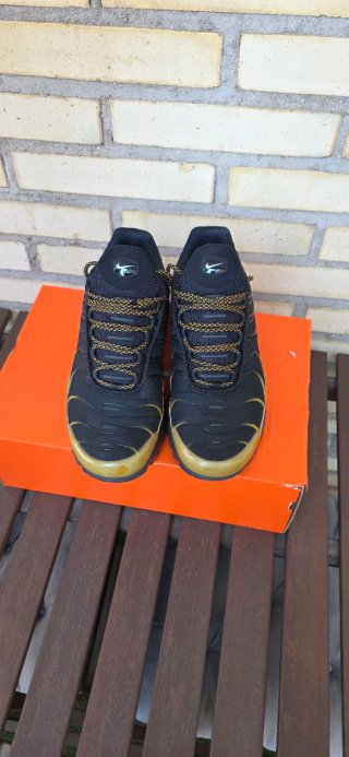 Nike TN Talla 44 Negro Dorado