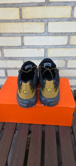 Nike TN Talla 44 Negro Dorado