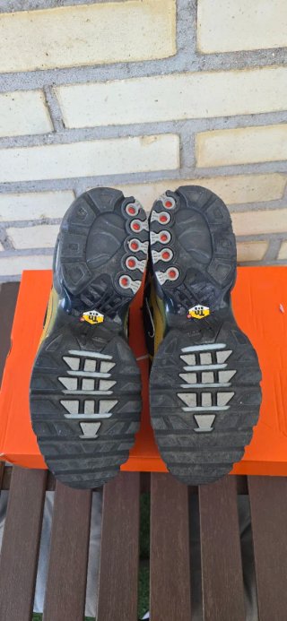 Nike TN Talla 44 Negro Dorado