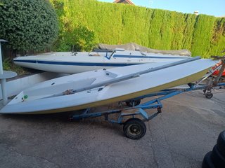 Vela ligera con remolque náutico