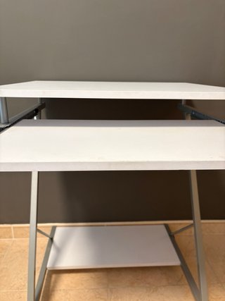 Mesa de ordenador con ruedas