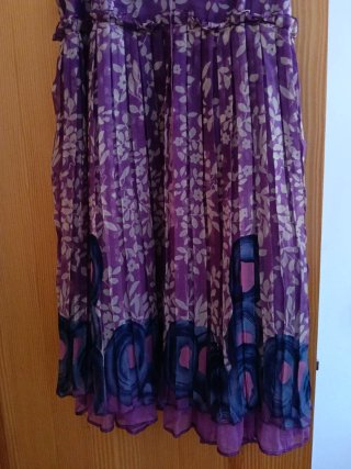 Vestido morado plisado estampado