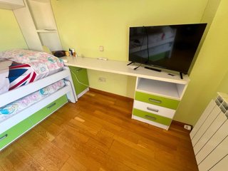 Habitacion con cama nido, balda y escritorio