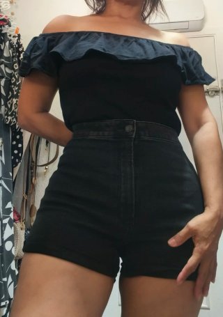 Blusa negra y vaqueros cortos