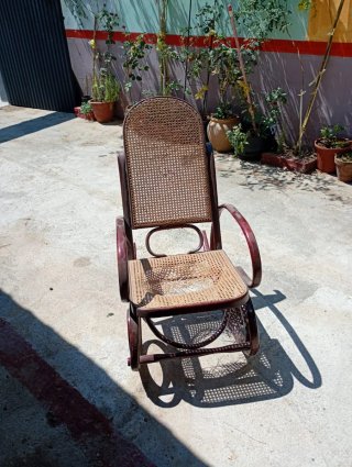 Silla mecedora de mimbre y metal