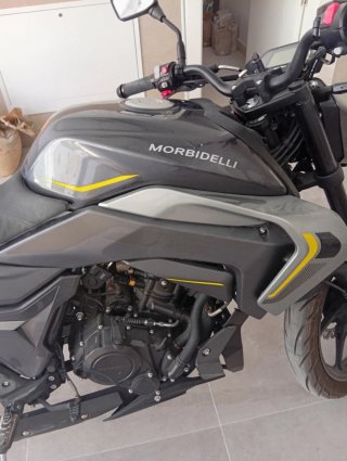 Moto Naked Gris