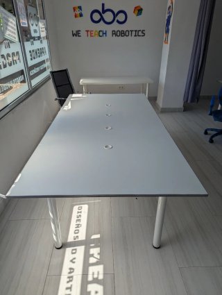 Mesa de oficina blanca.