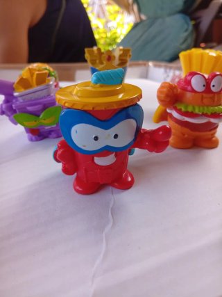Figuras SuperThings Burger King