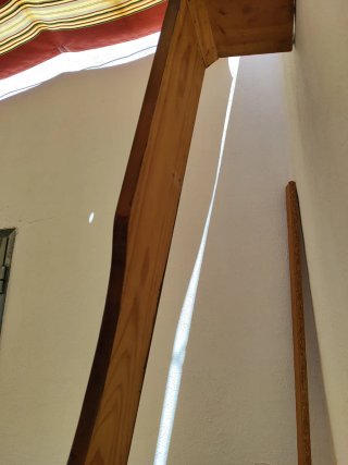 Galería de madera marrón