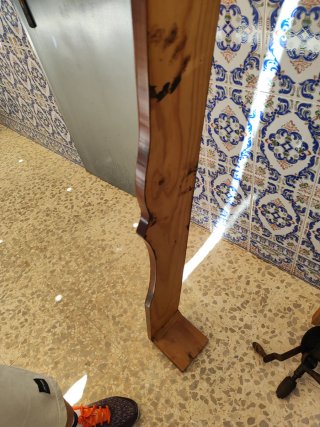 Galería de madera marrón