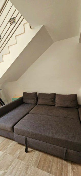 Sofá chaise longue convertible en cama con arcón