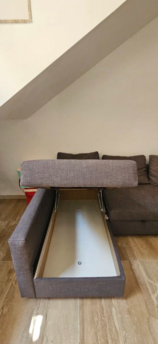 Sofá chaise longue convertible en cama con arcón