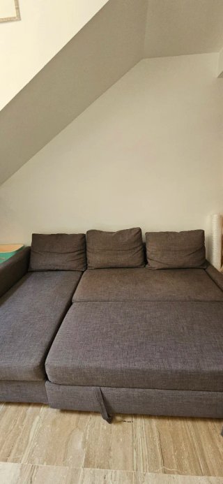 Sofá chaise longue convertible en cama con arcón